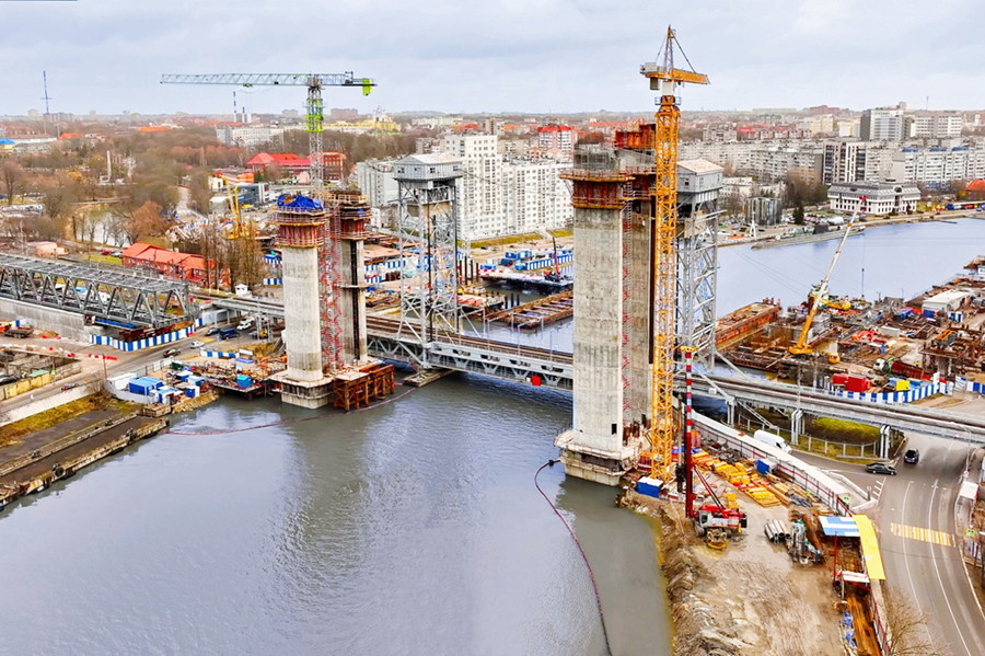В Калининграде построили первые башни железнодорожного моста через Преголю (фото)