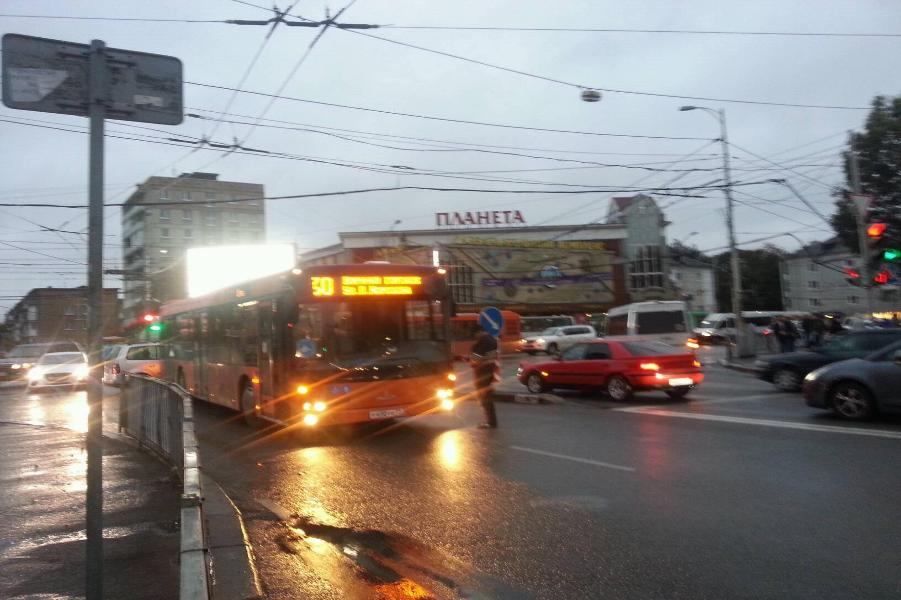 Очевидцы: на Горького столкнулись автобус и микроавтобус, движение крайне затруднено (фото)