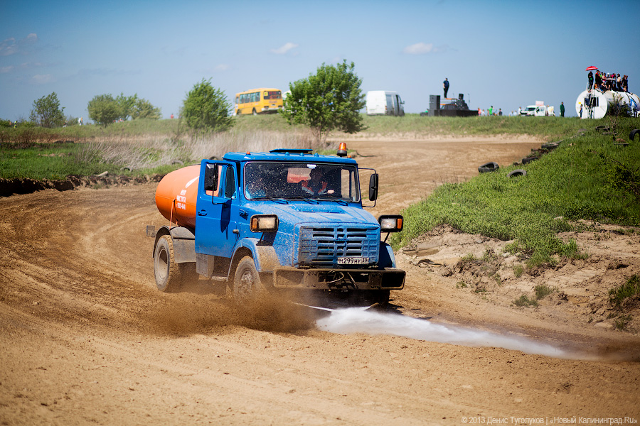 «С шумом и пылью»: фоторепортаж с соревнований по автокроссу