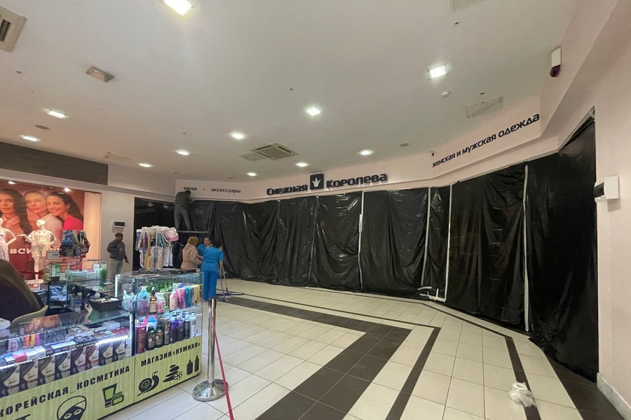 В магазине в ТРЦ «Плаза» обвалился потолок (фото)