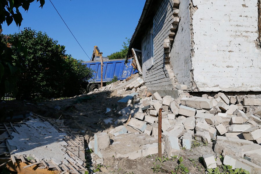 Опрокинулся и снес полдома: под Калининградом в ДТП погибла пенсионерка