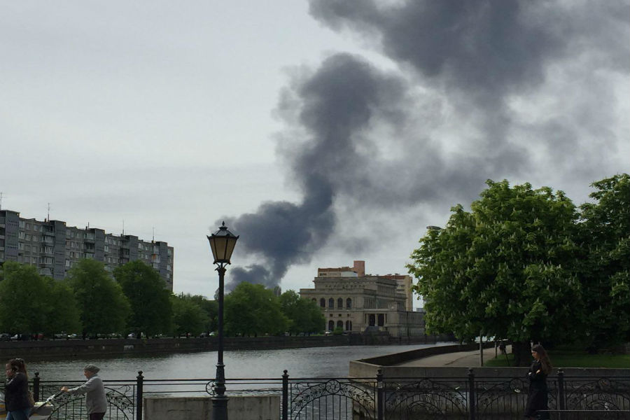 На окраине Калининграда крупный пожар, горят склады