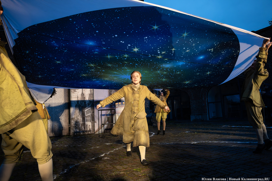 Не кантовать: в башне «Врангель» сыграли спектакль про Канта