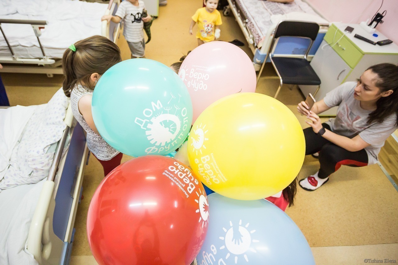 «Я не вижу болезни, я вижу детей»: зачем нужны клоуны в детской онкогематологии