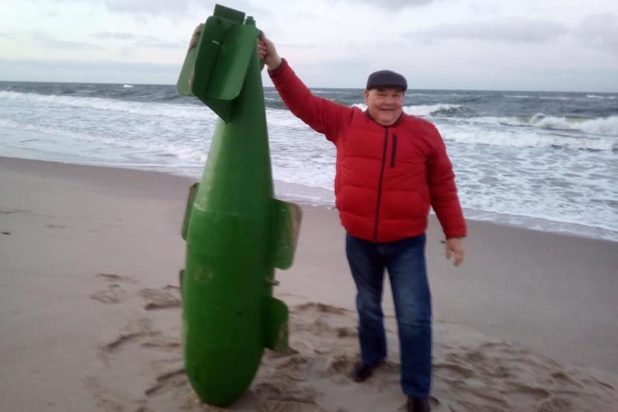 «Сначала думали — торпеда»: на берег в Янтарном выбросило минный трал (фото) 