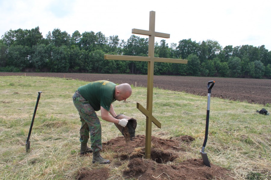 Добровольцы перезахоронили останки на кладбище Первой мировой в бывшем Деедене