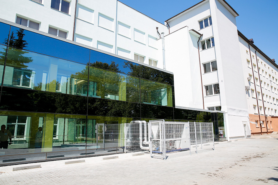 «Скорая» под крышей: как идет ремонт в калининградской областной больнице