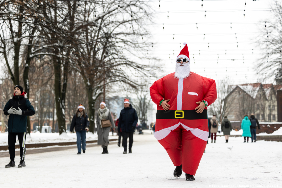 Цвет настроения — красный: на острове Канта прошёл благотворительный забег Дедов Морозов