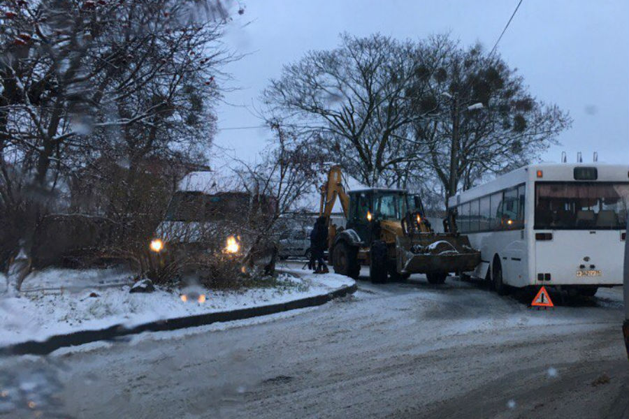 В Калининграде пассажирский автобус столкнулся с трактором (фото)