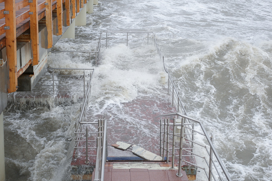 Добить «Ксавьером»: променад в Зеленоградске оказался не готов к зимним штормам