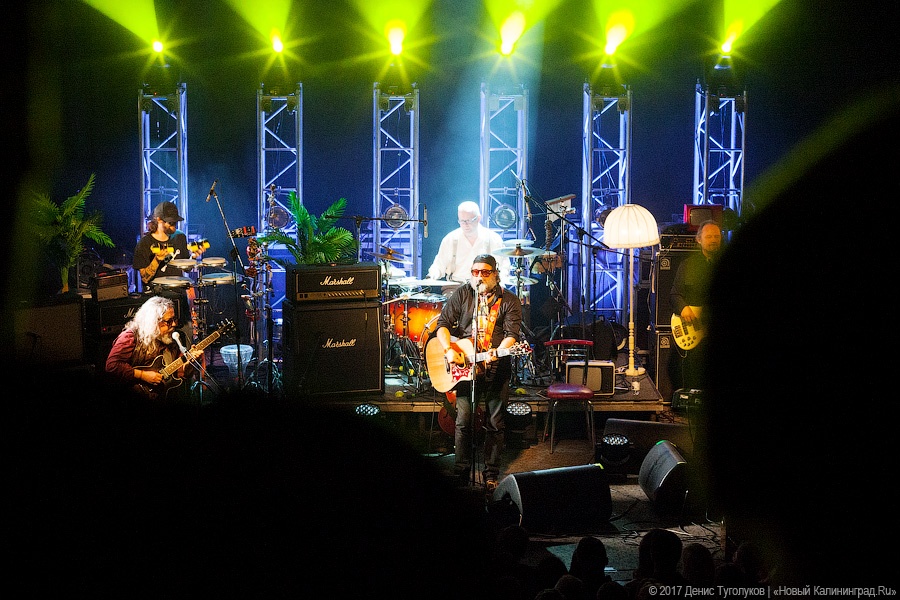 Сказки про тесноту: как «Аквариум» выступил в клубе «Вагонка»