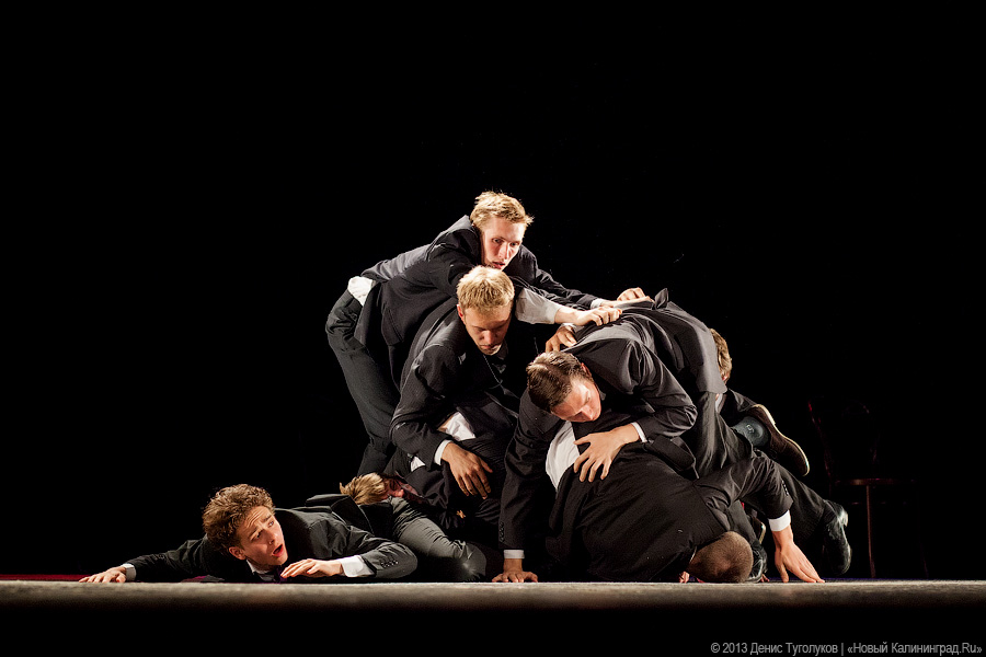 Всё о WooZoo: на «Балтийских сезонах» показали спектакль Олега Глушкова