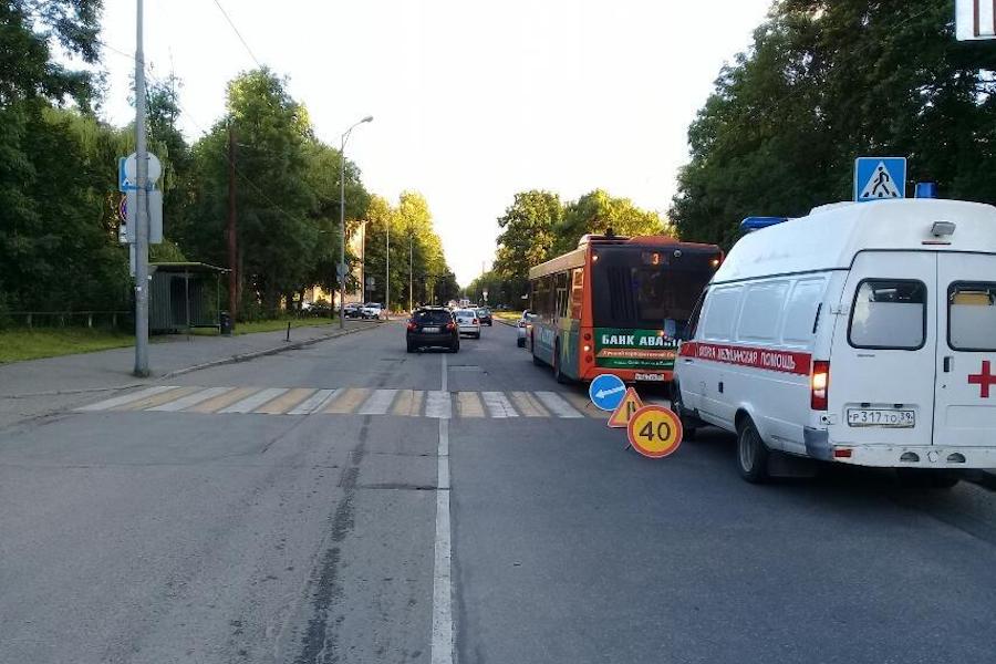 На Аллее Смелых в рейсовом автобусе получила травмы 82-летняя женщина