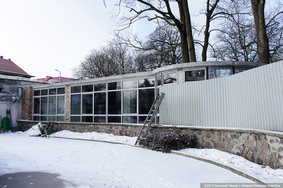 Владелец кафе «Съешь-ка» у входа в зоопарк начал самовольный ремонт фасада (+фото)