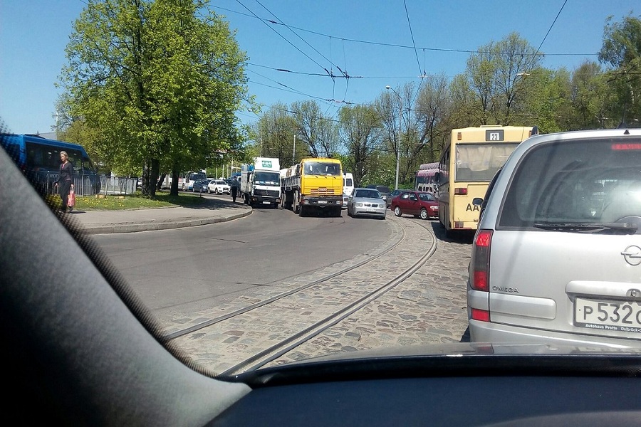 В Калининграде столкнулись два большегрузных авто, образовалась пробка (фото)