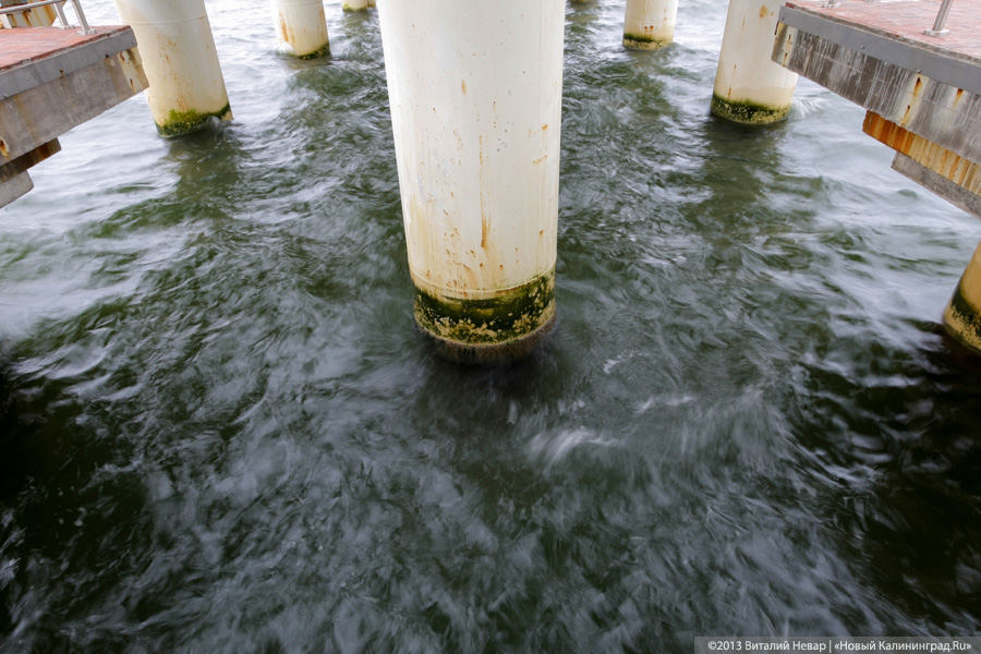 Коррозия причала: недавно открытый променад в Зеленоградске уже начал разрушаться