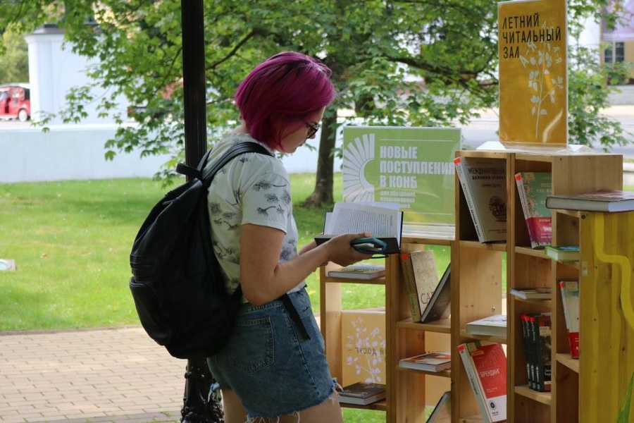 Научная библиотека открыла летний читальный зал в сквере у памятника Шиллеру (фото)
