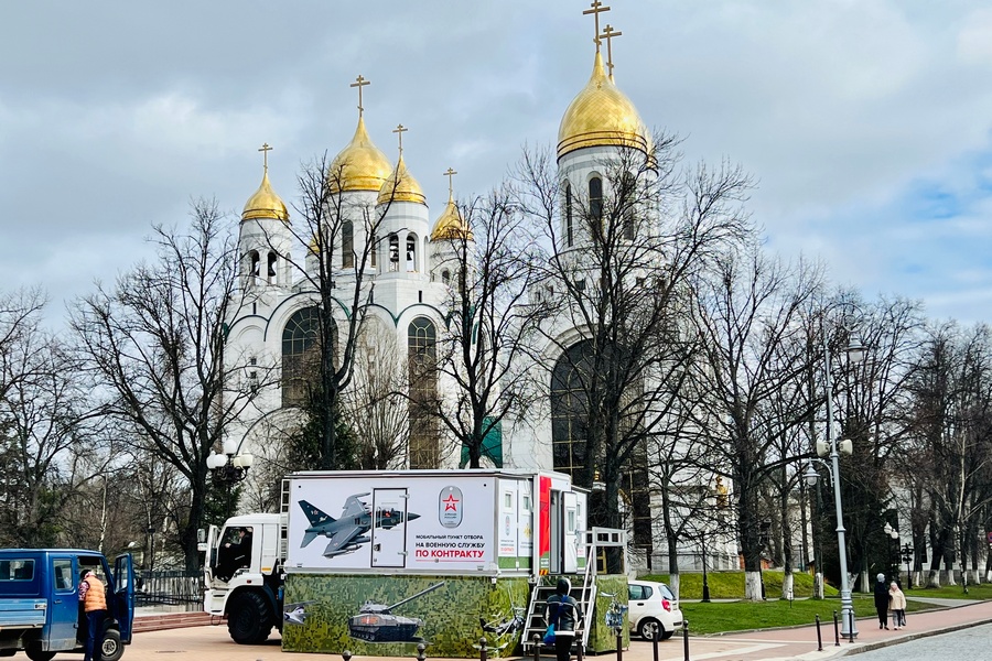 4 апреля: автомобиль Минобороны на фоне храма Христа Спасителя