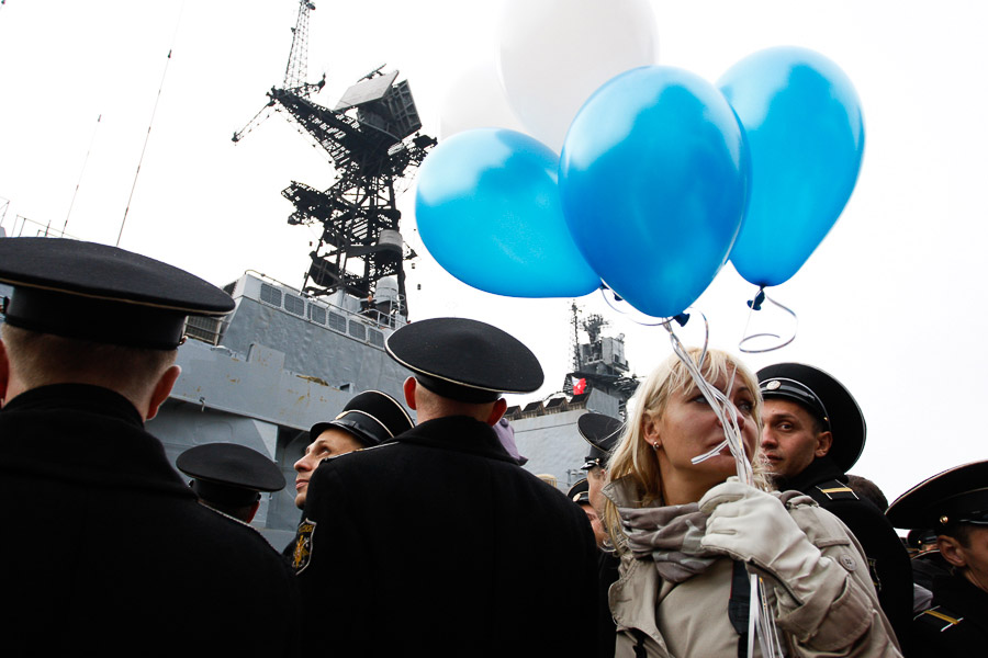 «Неустрашимый» со взбитыми сливками: боевой корабль вернулся из похода к берегам Сомали