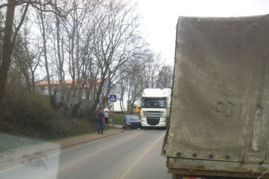 В Большом Исаково столкнулись грузовик и легковое авто (фото)