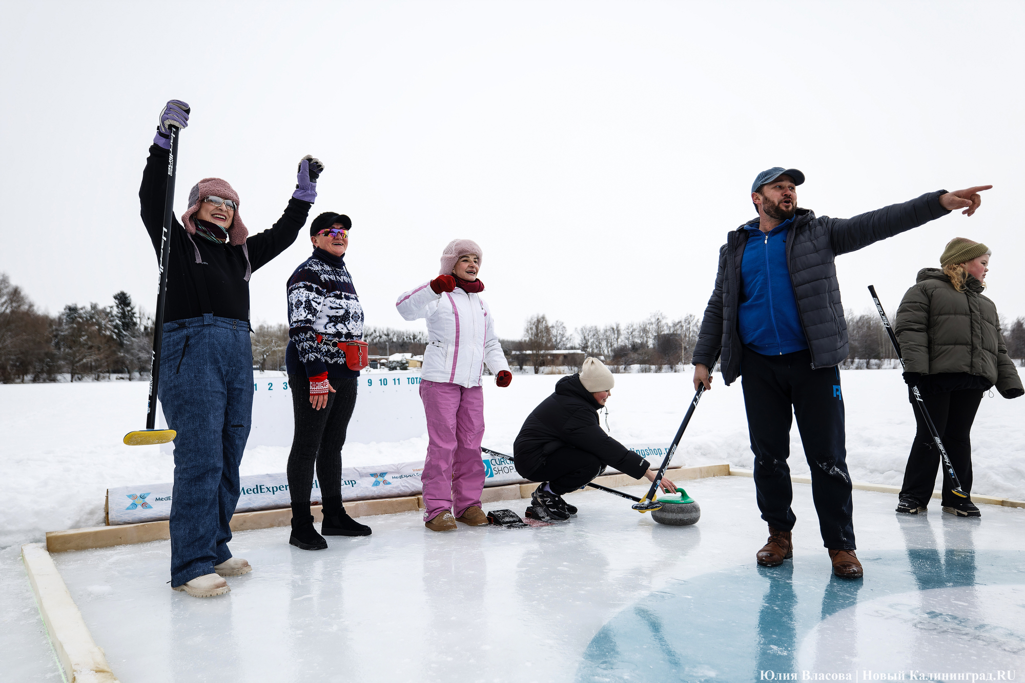 Камни, щетки и «дома»: на озере Шенфлиз впервые сыграли в кёрлинг (фото)