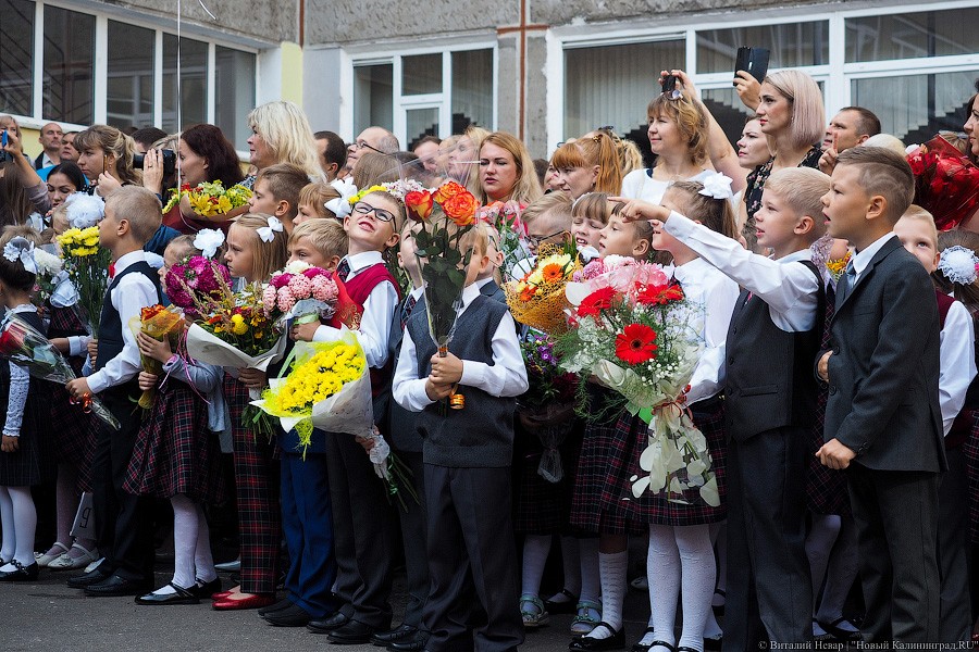 Банты, цветы, печальные дети: 1 сентября в Калининграде (фото)