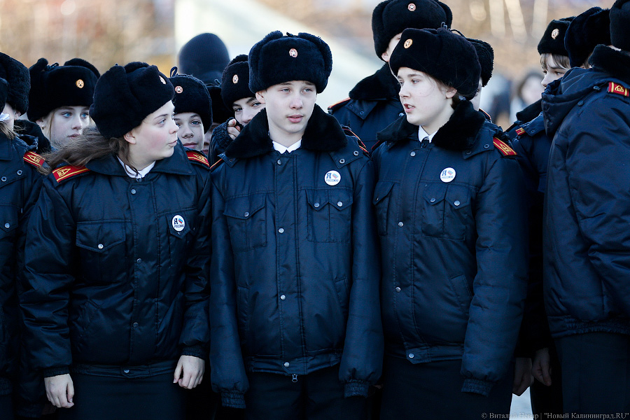 «Морозный гимн»: курсанты и школьники отметили День Конституции флешмобом