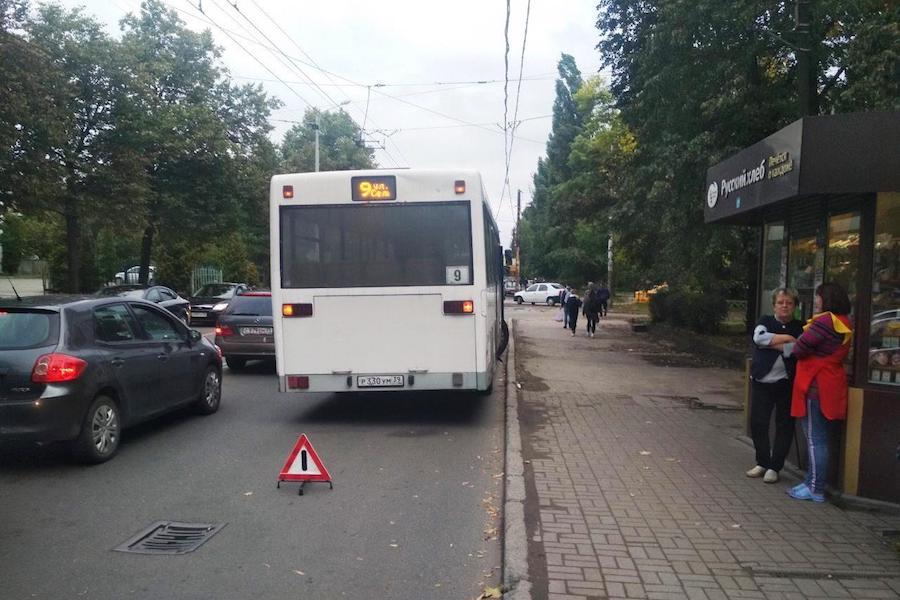 В Калининграде 65-летняя женщина получила травмы в автобусе