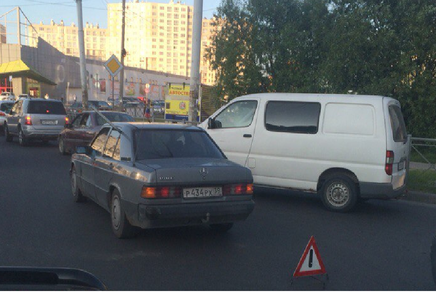 На ул. Горького затруднено движение из-за сломавшегося авто (фото)