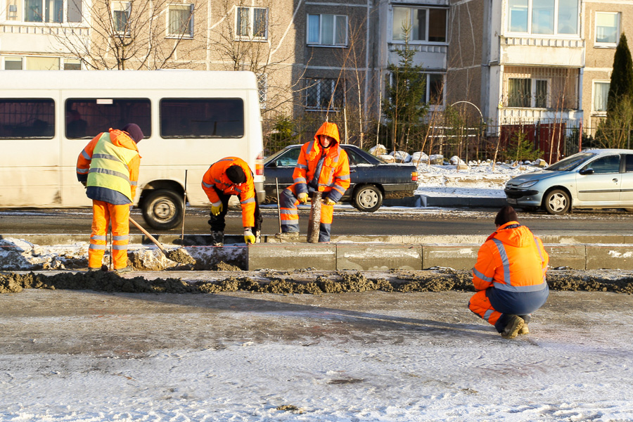 Плохо попросил: несмотря на просьбы мэра, расширение дорог на Сельме закончить не успели