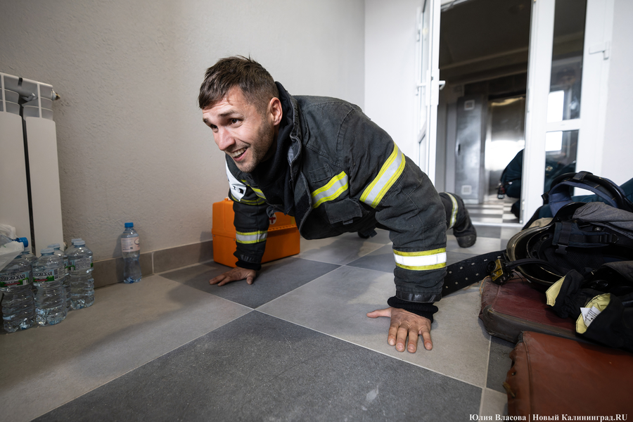 За три минуты на 25-й этаж: у пожарных прошли соревнование по скоростному подъёму (фото)