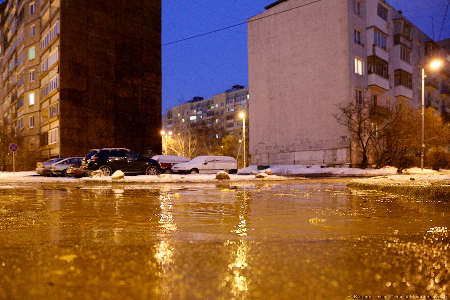 Ледовый остров: под второй эстакадой прорвало трубопровод (фото)