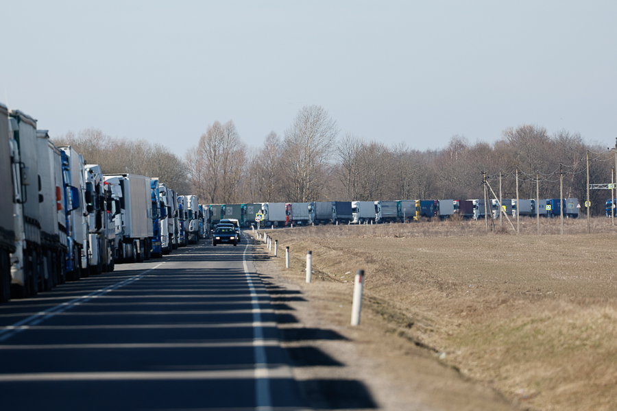 230 грузовиков: в Чернышевском сохраняется очередь на выезд из Калининградской области