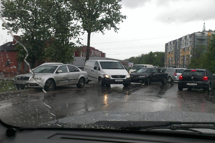 На ул. Гагарина из-за тройного ДТП образовалась пробка (фото)