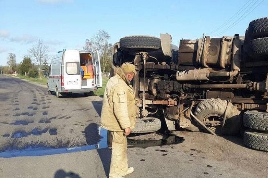 В Полесском районе опрокинулся «МАЗ», пострадал водитель (фото)