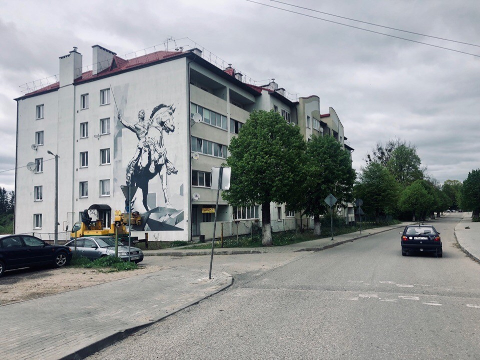 В Багратионовске рисуют мурал Петра Багратиона на жилом доме