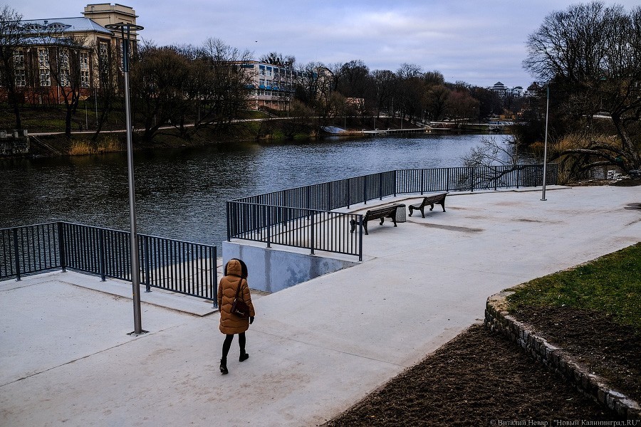 Бетон и пустота: в Калининграде завершается благоустройство Нижнего озера (фото)