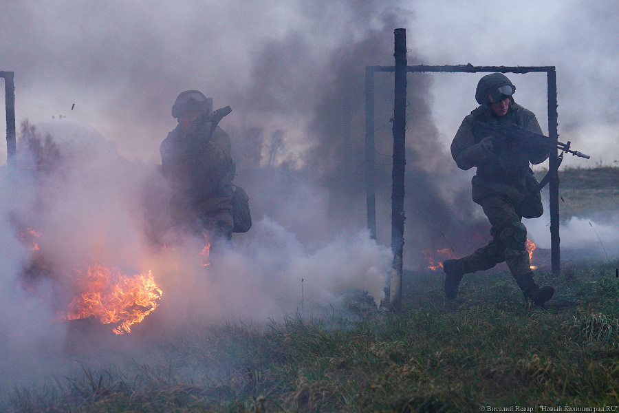 В условиях, приближенных к боевым: тренировка морпехов на психологической полосе препятствий