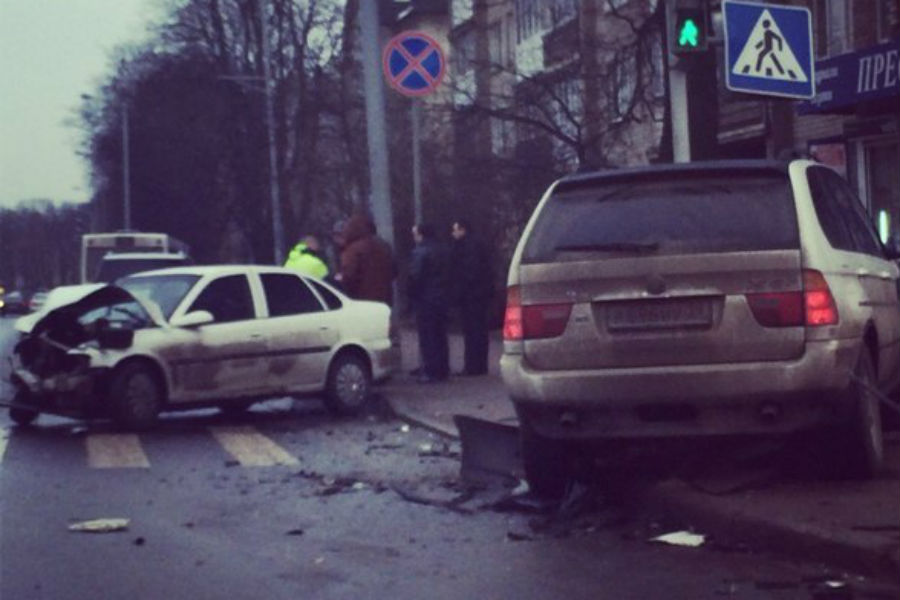 На Невского «БМВ» влетел в светофорный столб (фото, видео)