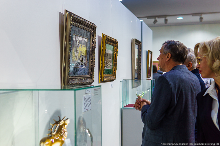 «С французским шармом»: в Калининграде открылась выставка шелковых картин (фото)