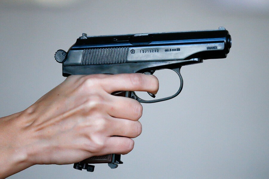 Житель Гурьевска из-за громкой музыки угрожал молодому человеку двумя пистолетами