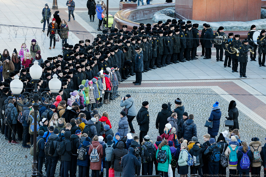 «Морозный гимн»: курсанты и школьники отметили День Конституции флешмобом