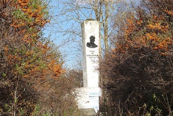 памятник Черняховскому.jpg