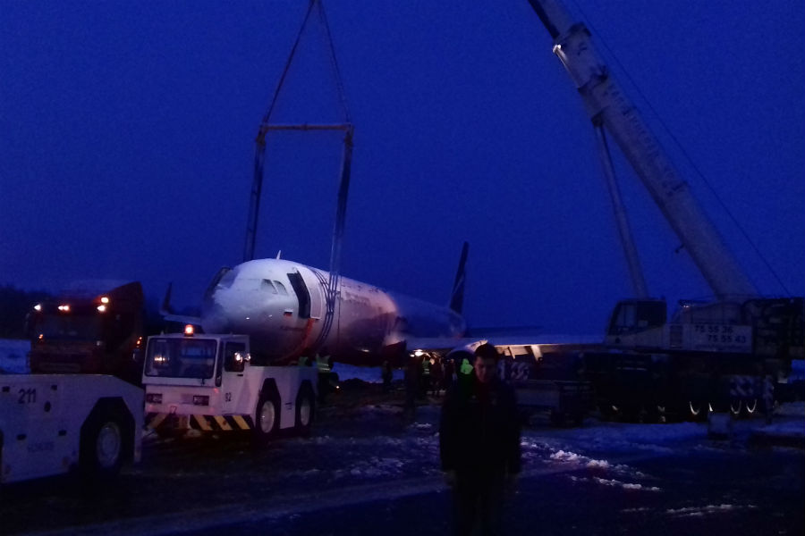 губернатор на фоне тягача.jpg губернатор на фоне тягача.jpg