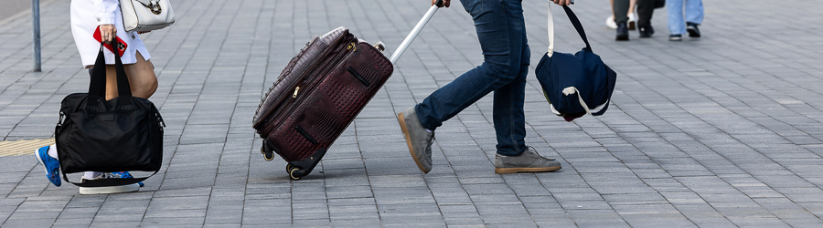 2023.07 храброво, аэропорт, туристы, пассажиры, отдыхающие, багаж, сумки, чемоданы-4_cr.jpg