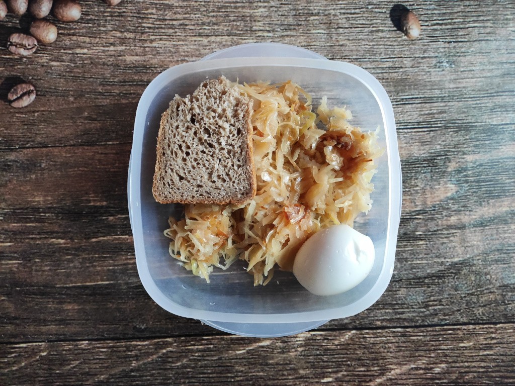 Тушеная капуста с хлебом и яйцом