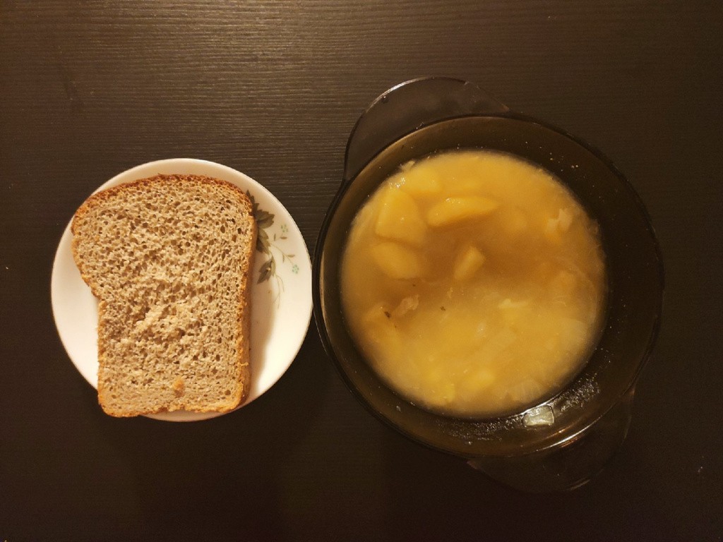 картофельный суп с хлебом