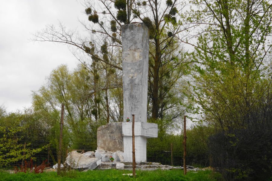 Мемориал на месте гибели Черняховского