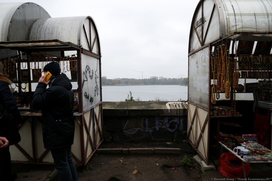 Палатки на площадке около Музея янтаря, 2016 год.jpg Палатки на площадке около Музея янтаря, 2016 год.jpg