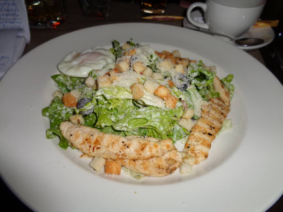 Бон-Бон.Цезарь с курицей и пашот..jpg